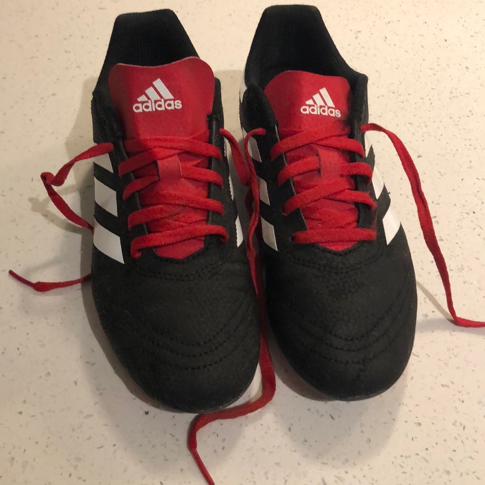Girls size 5 Adidas soccer cleats